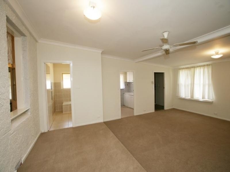 18 Hammond Street, Junee NSW 2663