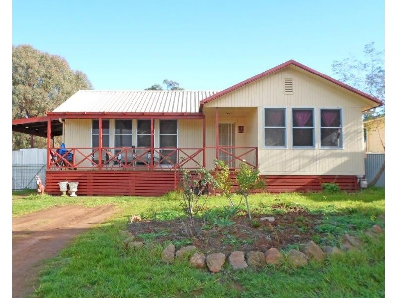 12 Beach Street, Junee NSW 2663