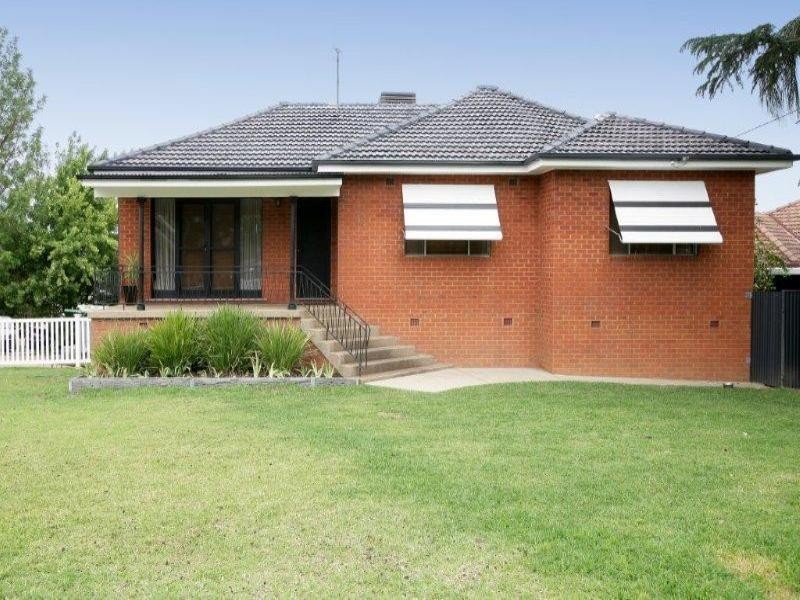 13 Plumpton Road, Kooringal NSW 2650