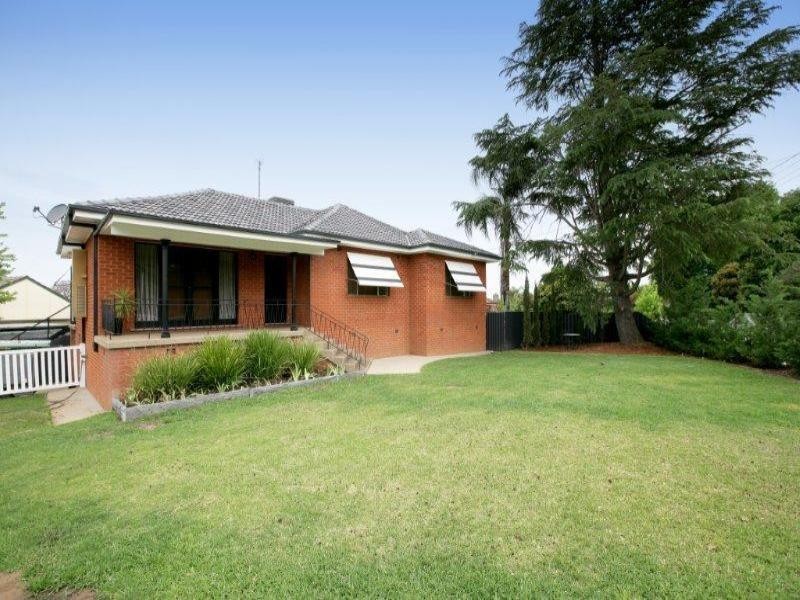 13 Plumpton Road, Kooringal NSW 2650