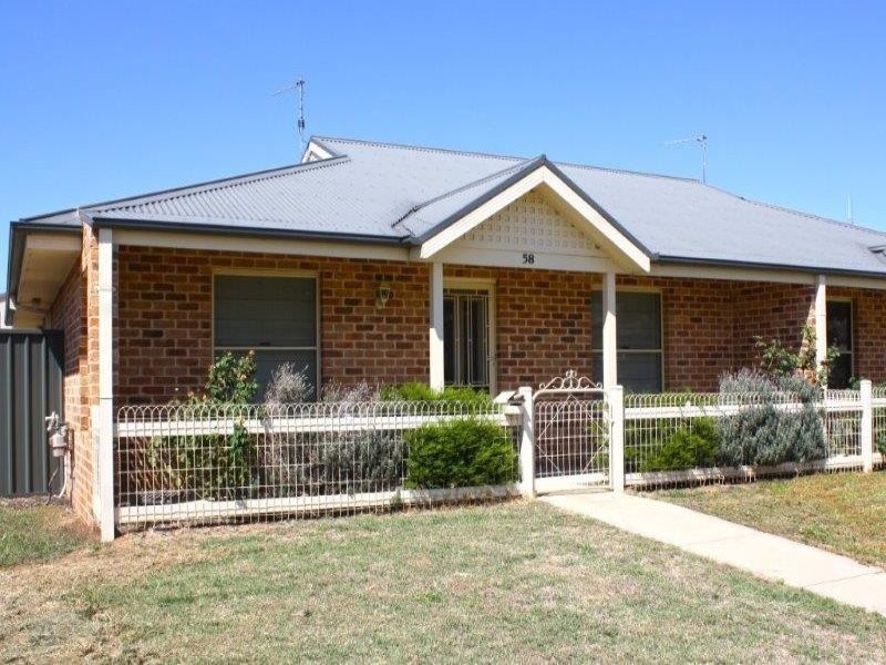 58 Bolton St, Junee NSW 2663