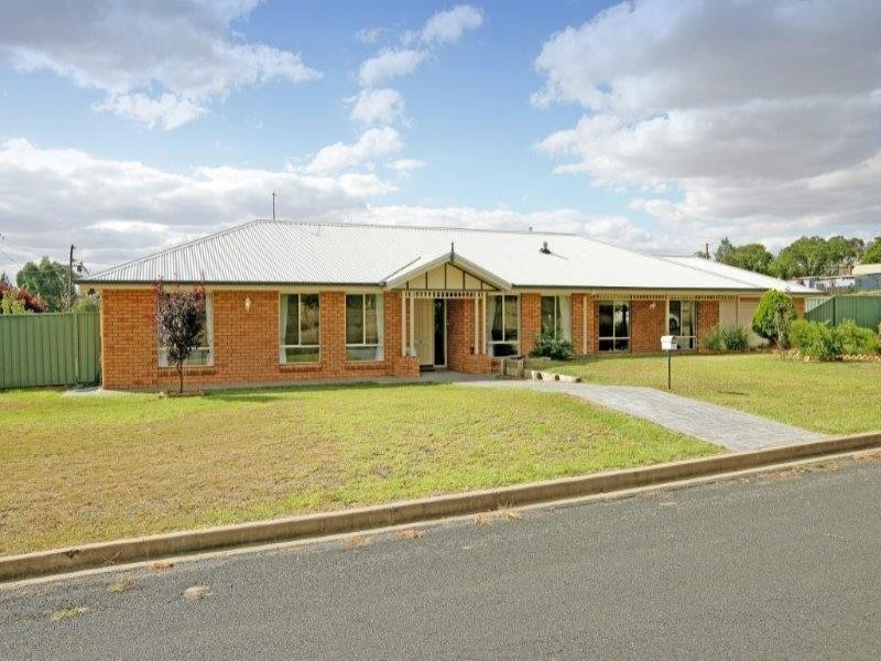 7 Church  St, Junee NSW 2663