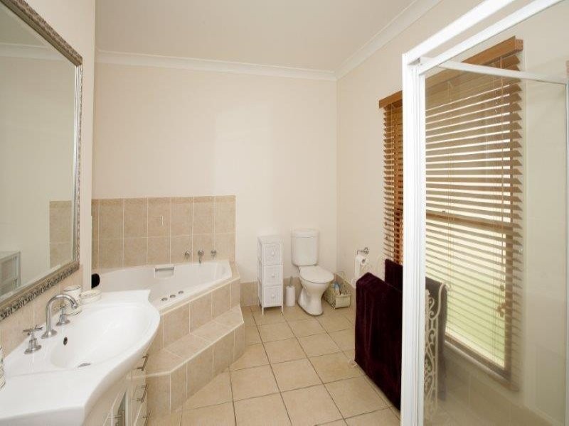21 Kinvara Dr, Junee NSW 2663