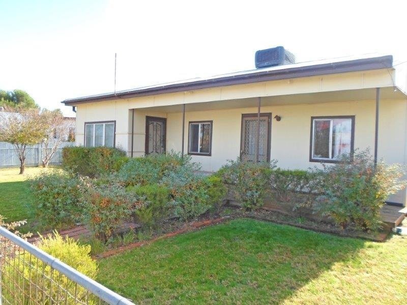 85 Regent St, Junee NSW 2663