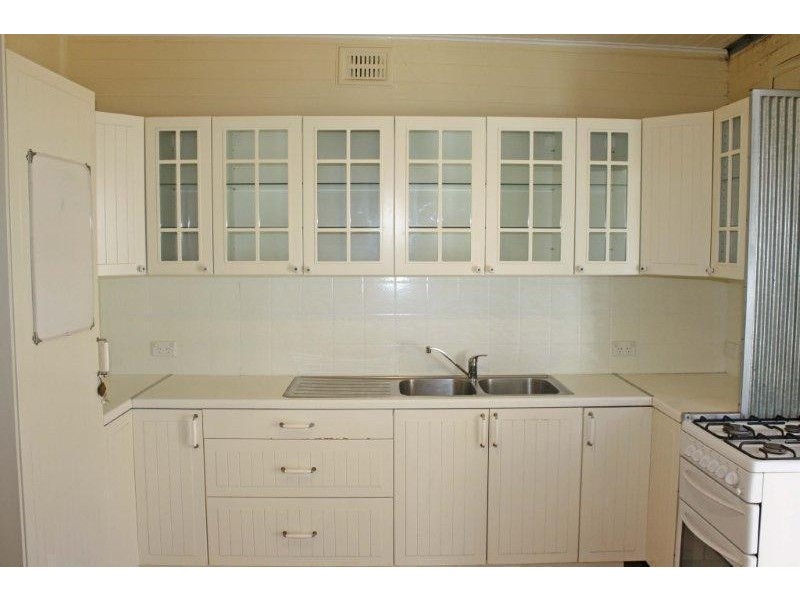 8 Stewart St, Junee NSW 2663