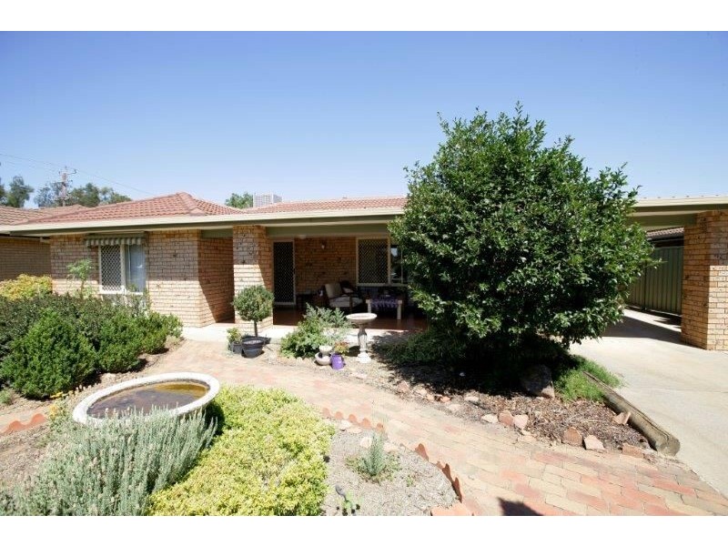 4 Ontario Dr, Lake Albert NSW 2650