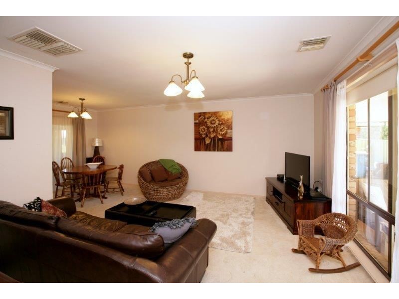 4 Ontario Dr, Lake Albert NSW 2650