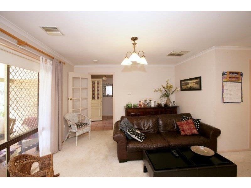 4 Ontario Dr, Lake Albert NSW 2650