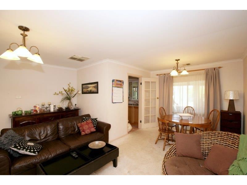 4 Ontario Dr, Lake Albert NSW 2650