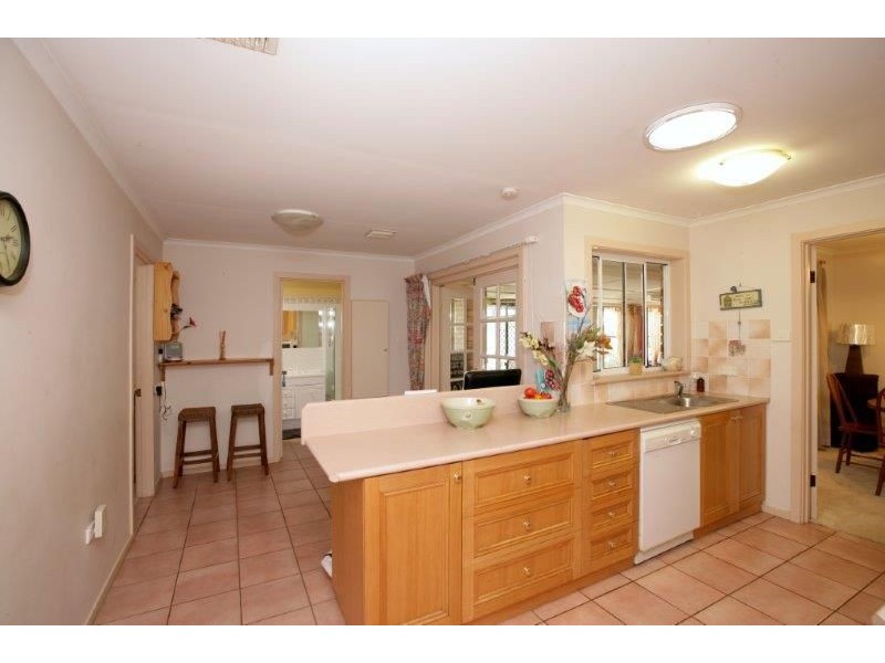 4 Ontario Dr, Lake Albert NSW 2650