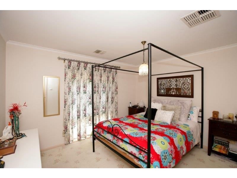 4 Ontario Dr, Lake Albert NSW 2650