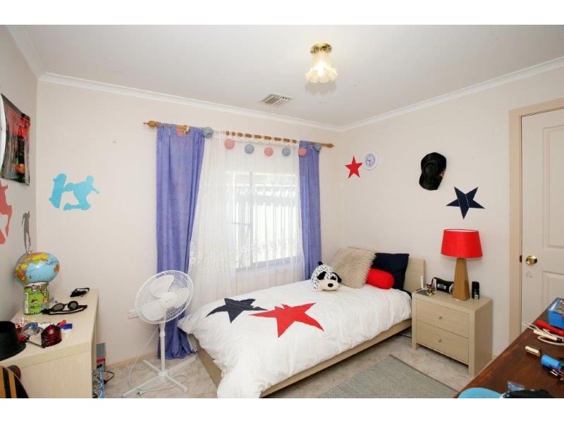 4 Ontario Dr, Lake Albert NSW 2650