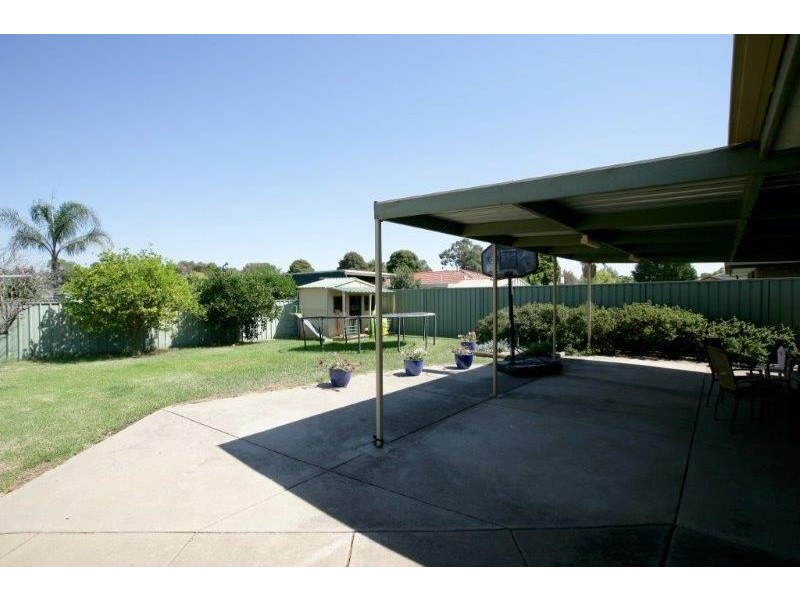 4 Ontario Dr, Lake Albert NSW 2650