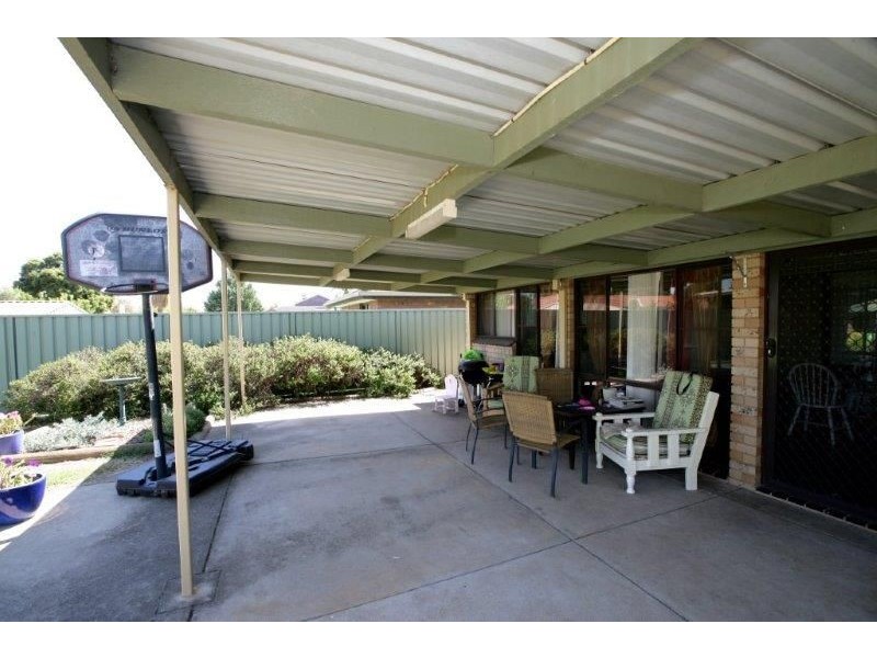 4 Ontario Dr, Lake Albert NSW 2650