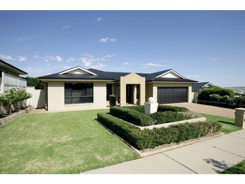 8 Brownlow Dr, Bourkelands NSW 2650