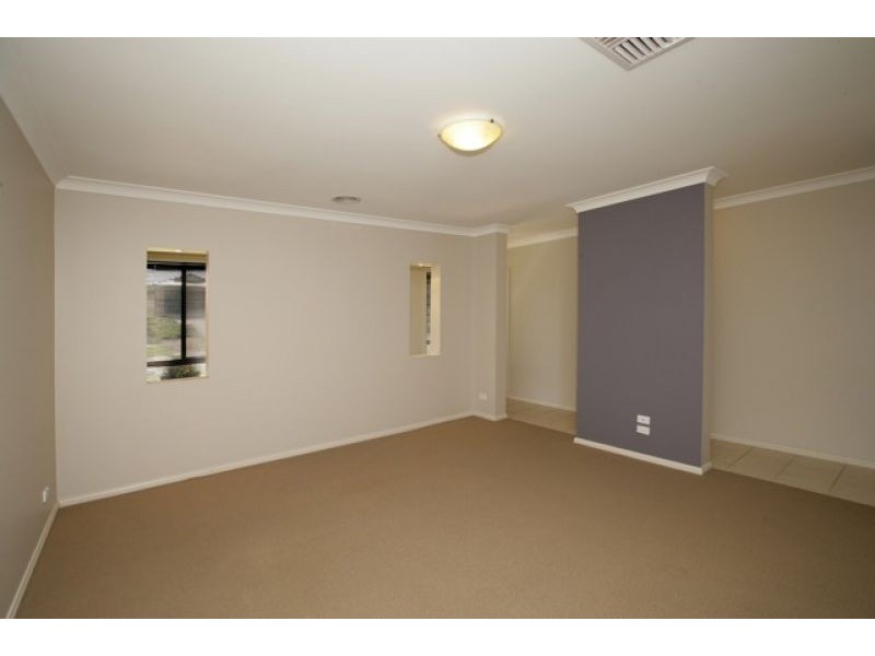 8 Brownlow Dr, Bourkelands NSW 2650