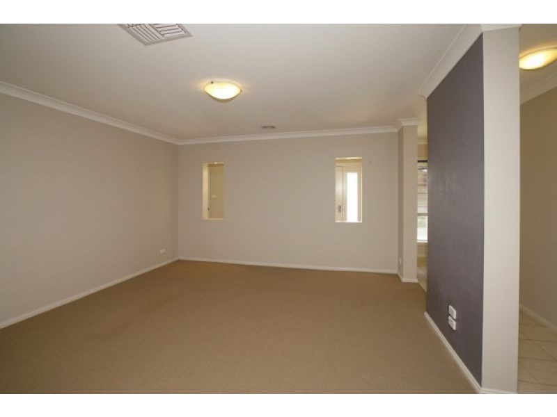 8 Brownlow Dr, Bourkelands NSW 2650