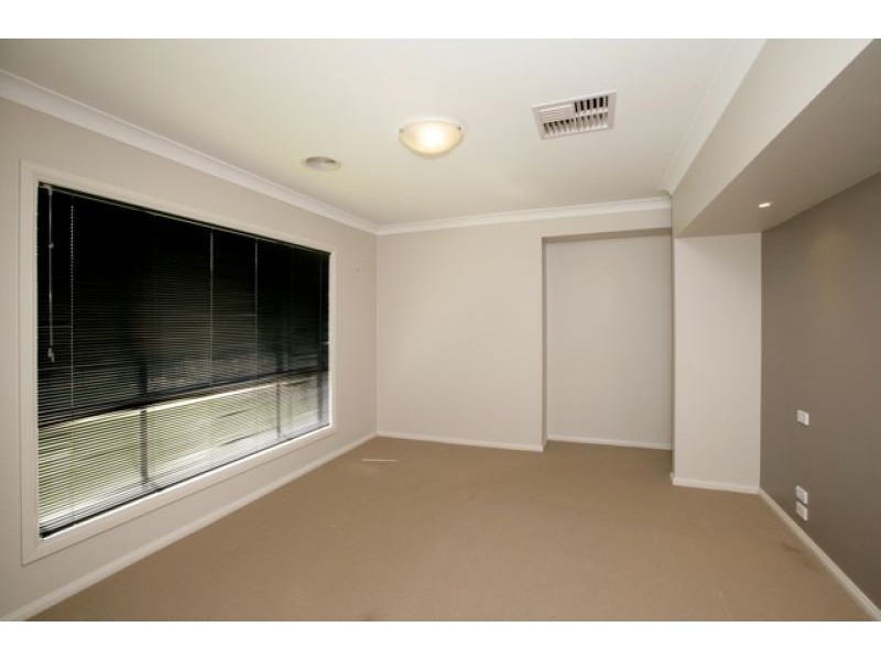 8 Brownlow Dr, Bourkelands NSW 2650