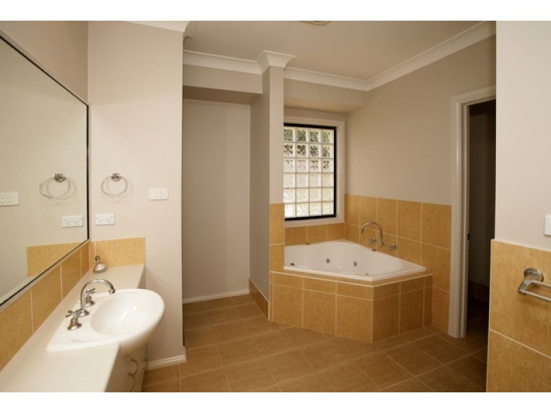 8 Brownlow Dr, Bourkelands NSW 2650