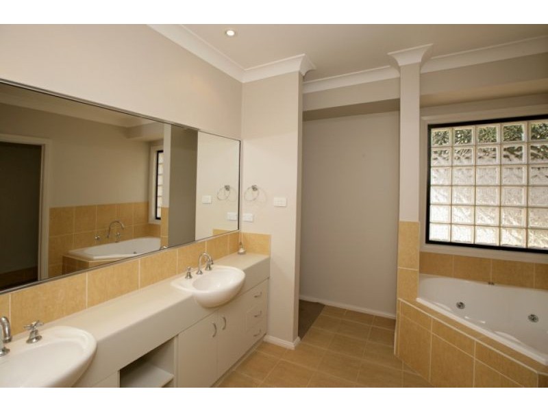 8 Brownlow Dr, Bourkelands NSW 2650