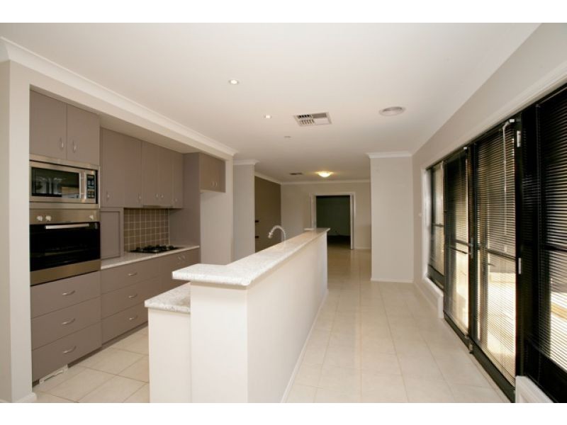 8 Brownlow Dr, Bourkelands NSW 2650