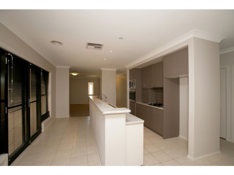 8 Brownlow Dr, Bourkelands NSW 2650