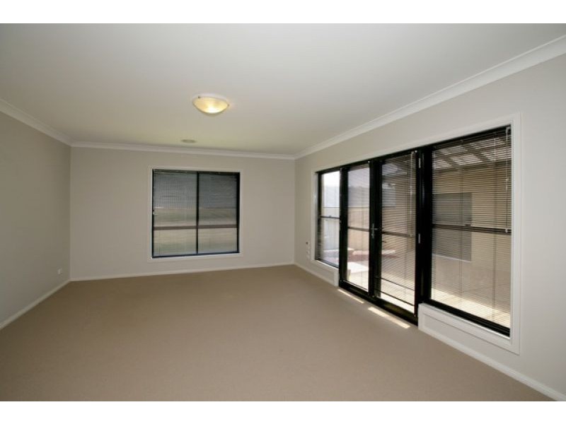 8 Brownlow Dr, Bourkelands NSW 2650