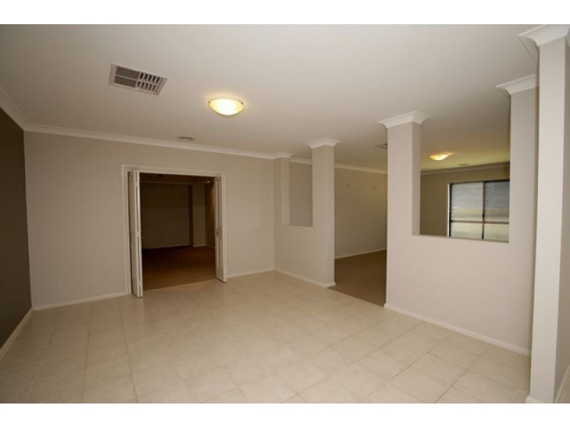 8 Brownlow Dr, Bourkelands NSW 2650