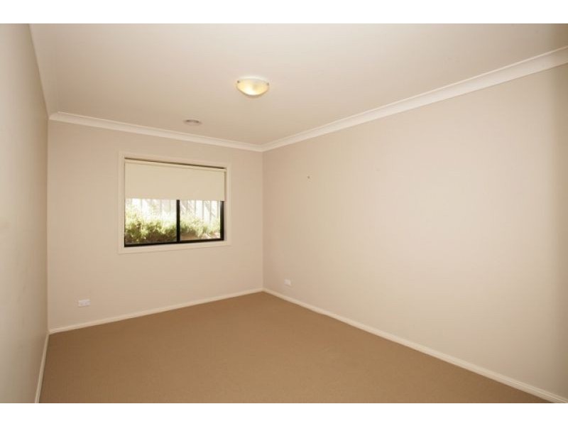 8 Brownlow Dr, Bourkelands NSW 2650