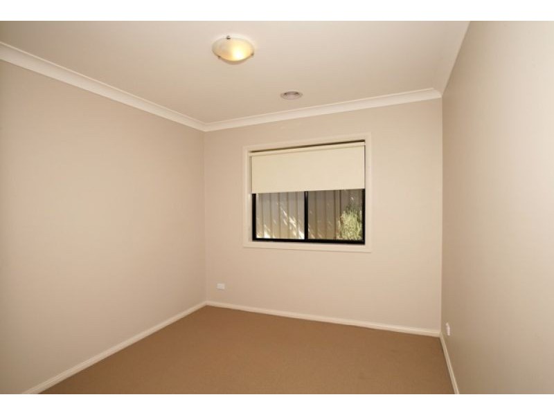 8 Brownlow Dr, Bourkelands NSW 2650