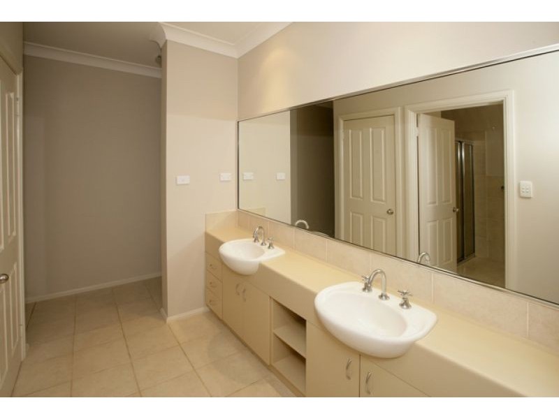 8 Brownlow Dr, Bourkelands NSW 2650