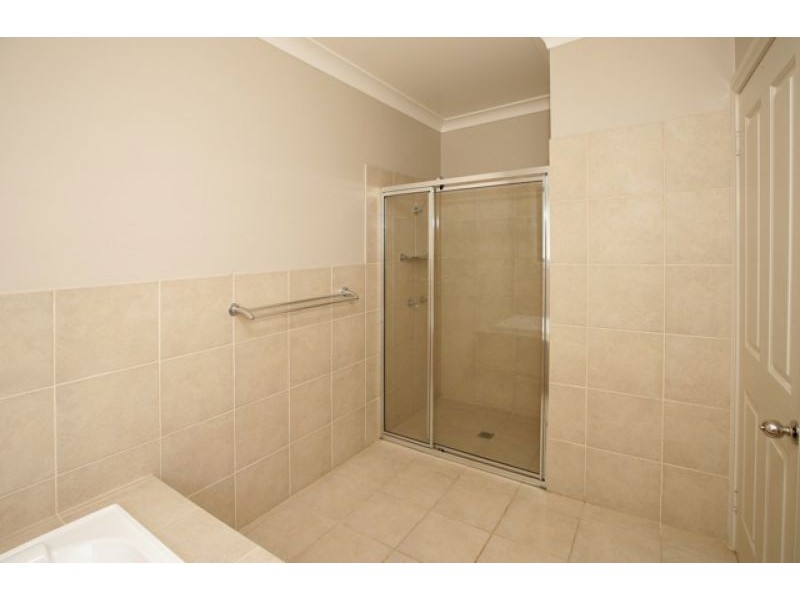 8 Brownlow Dr, Bourkelands NSW 2650