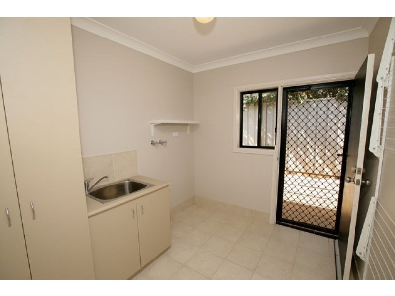 8 Brownlow Dr, Bourkelands NSW 2650