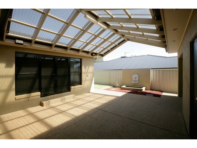 8 Brownlow Dr, Bourkelands NSW 2650