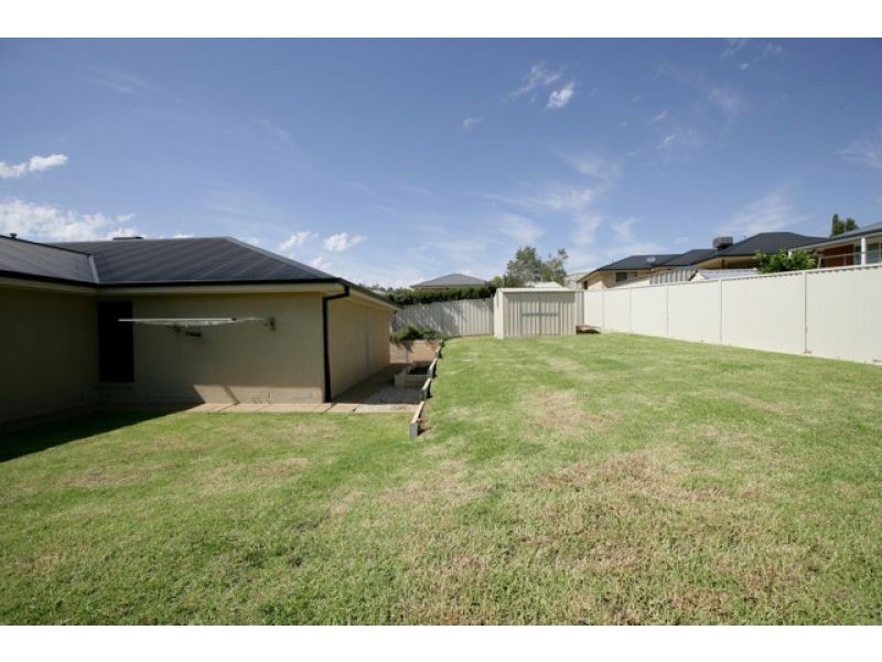 8 Brownlow Dr, Bourkelands NSW 2650