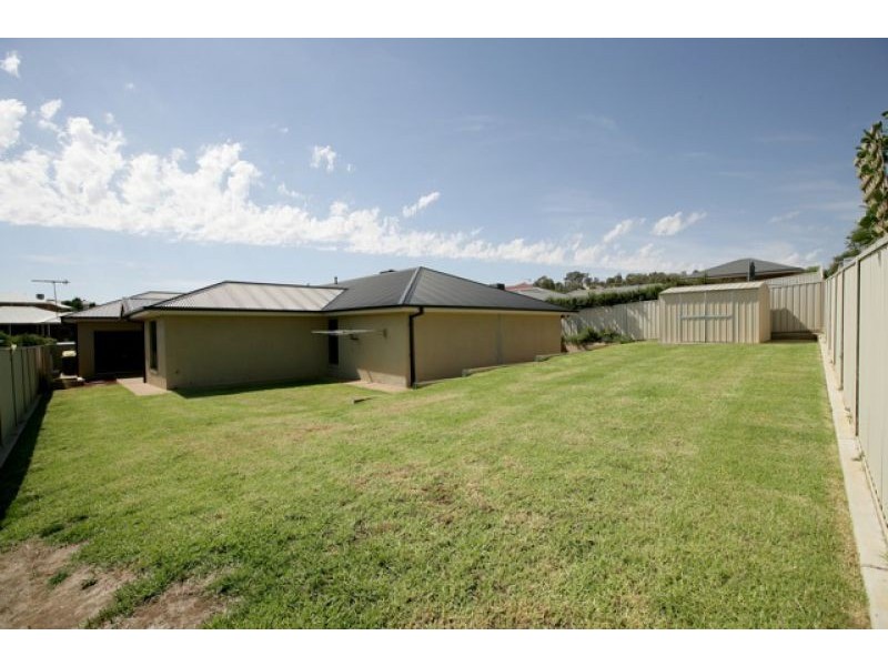 8 Brownlow Dr, Bourkelands NSW 2650