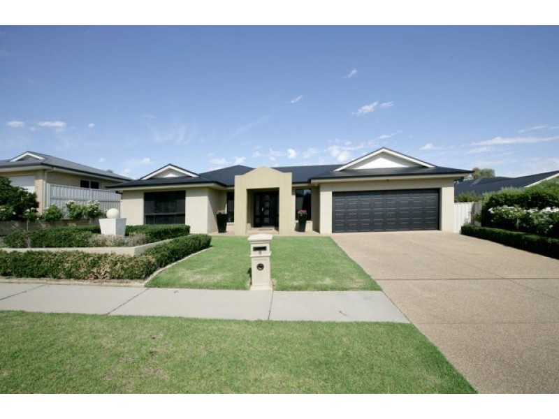 8 Brownlow Dr, Bourkelands NSW 2650