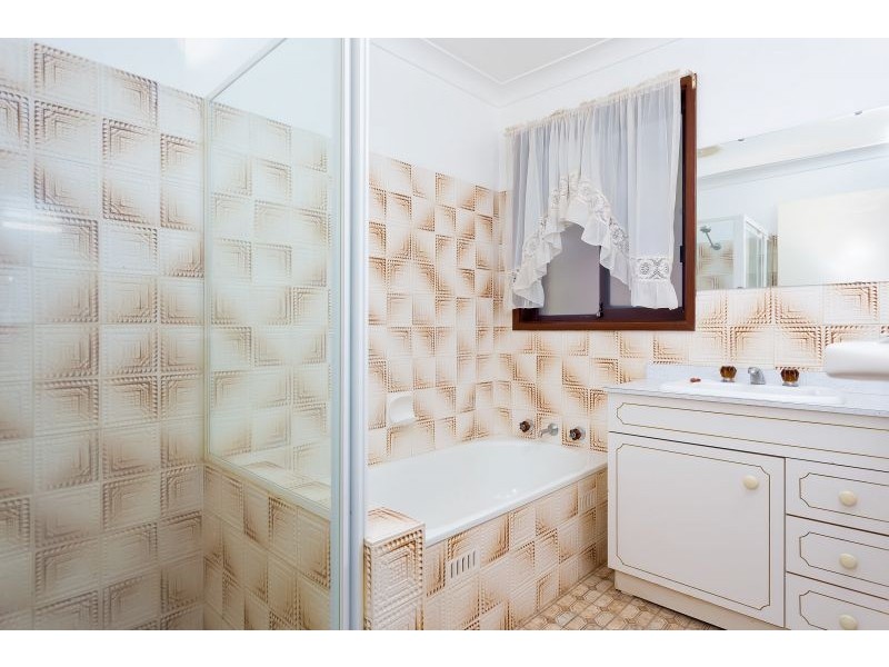 8 Vanda Street, Lake Albert NSW 2650