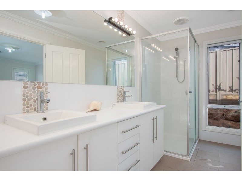 5 Greenway Street, Lloyd NSW 2650