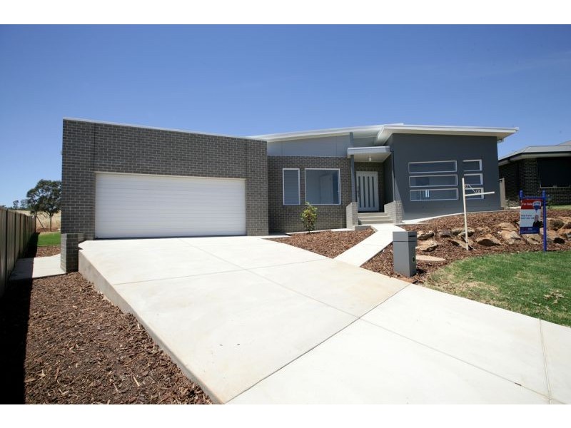 13 Murndal Place, Bourkelands NSW 2650