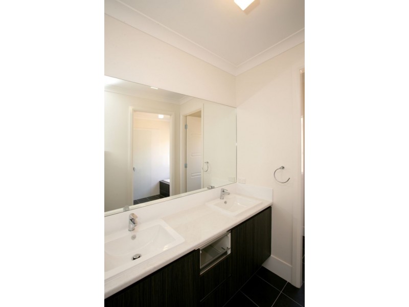 13 Murndal Place, Bourkelands NSW 2650