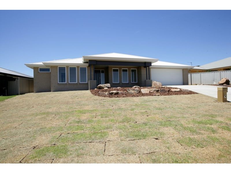 67 Kaloona Drive, Bourkelands NSW 2650