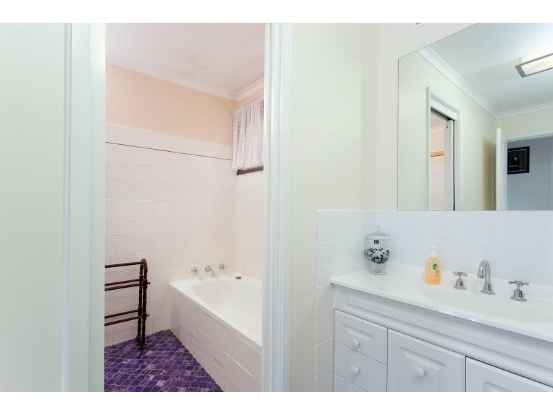 13 Ries Crescent, Tolland NSW 2650