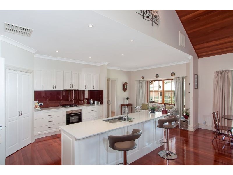 16 Lakehaven Drive, Lake Albert NSW 2650