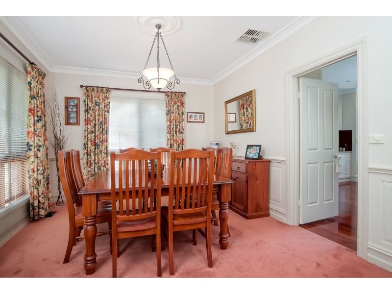 16 Lakehaven Drive, Lake Albert NSW 2650