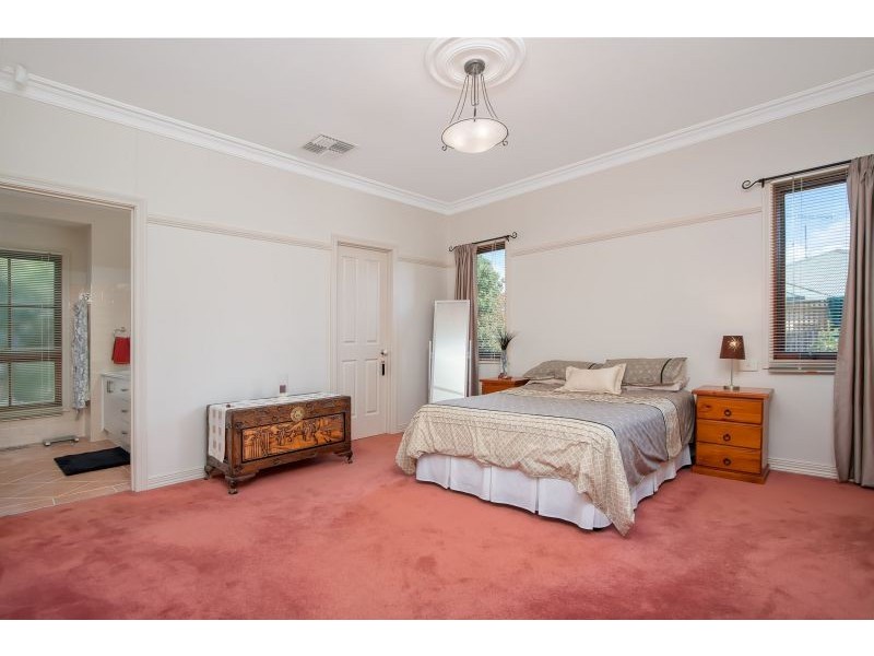 16 Lakehaven Drive, Lake Albert NSW 2650