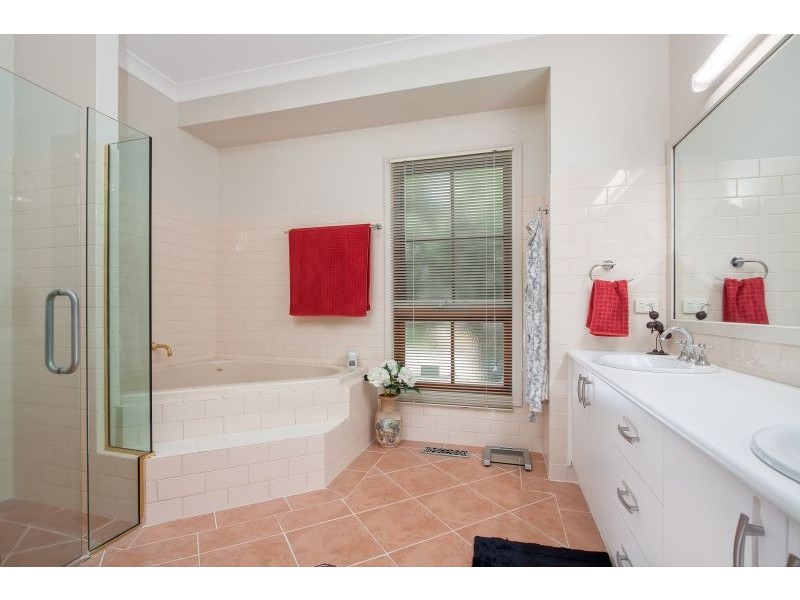 16 Lakehaven Drive, Lake Albert NSW 2650