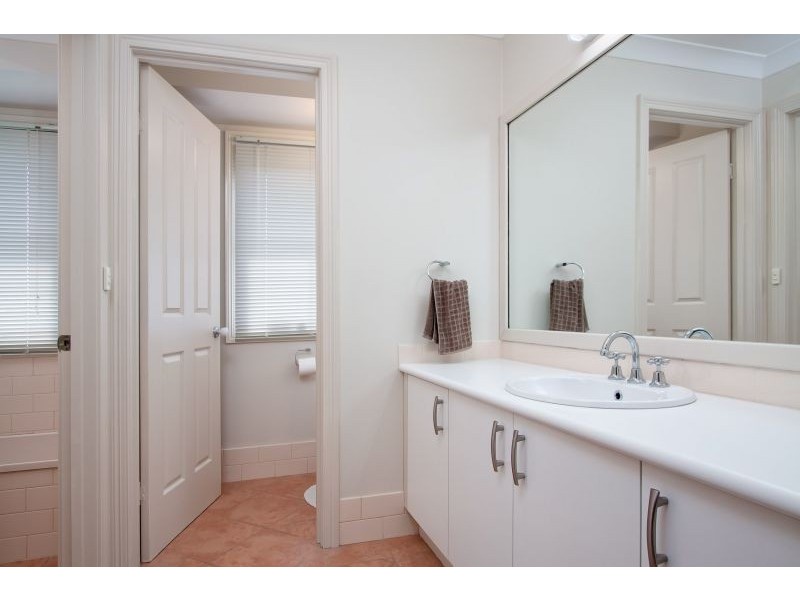 16 Lakehaven Drive, Lake Albert NSW 2650