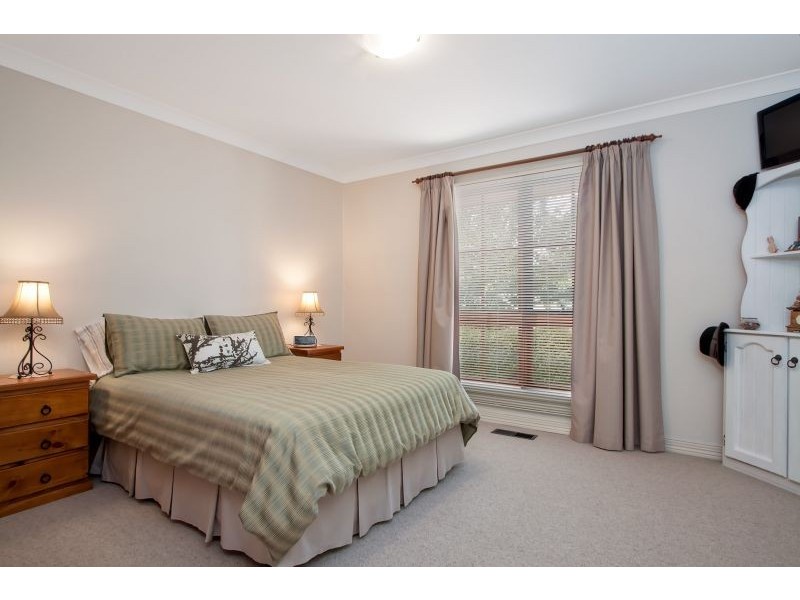 16 Lakehaven Drive, Lake Albert NSW 2650