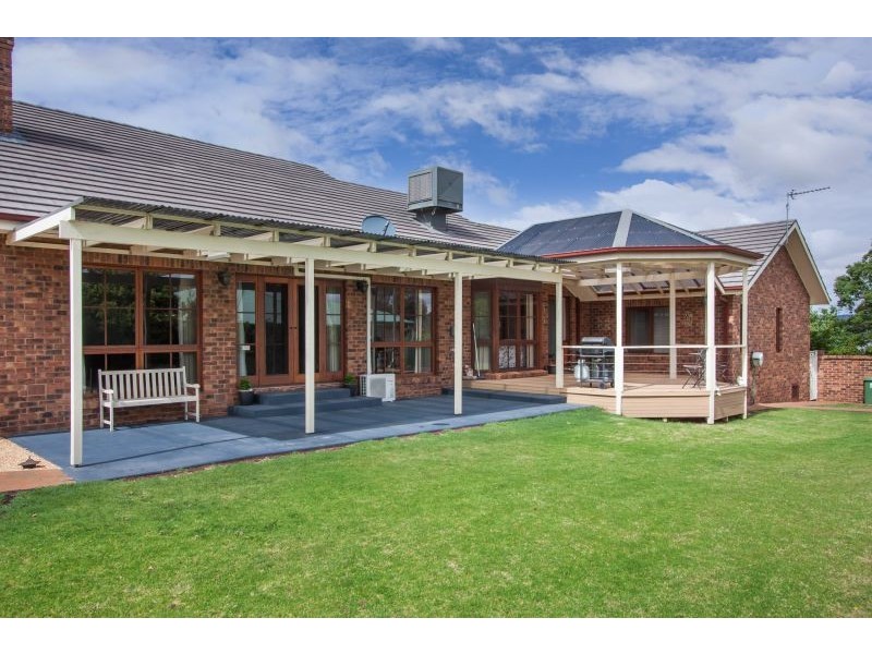 16 Lakehaven Drive, Lake Albert NSW 2650